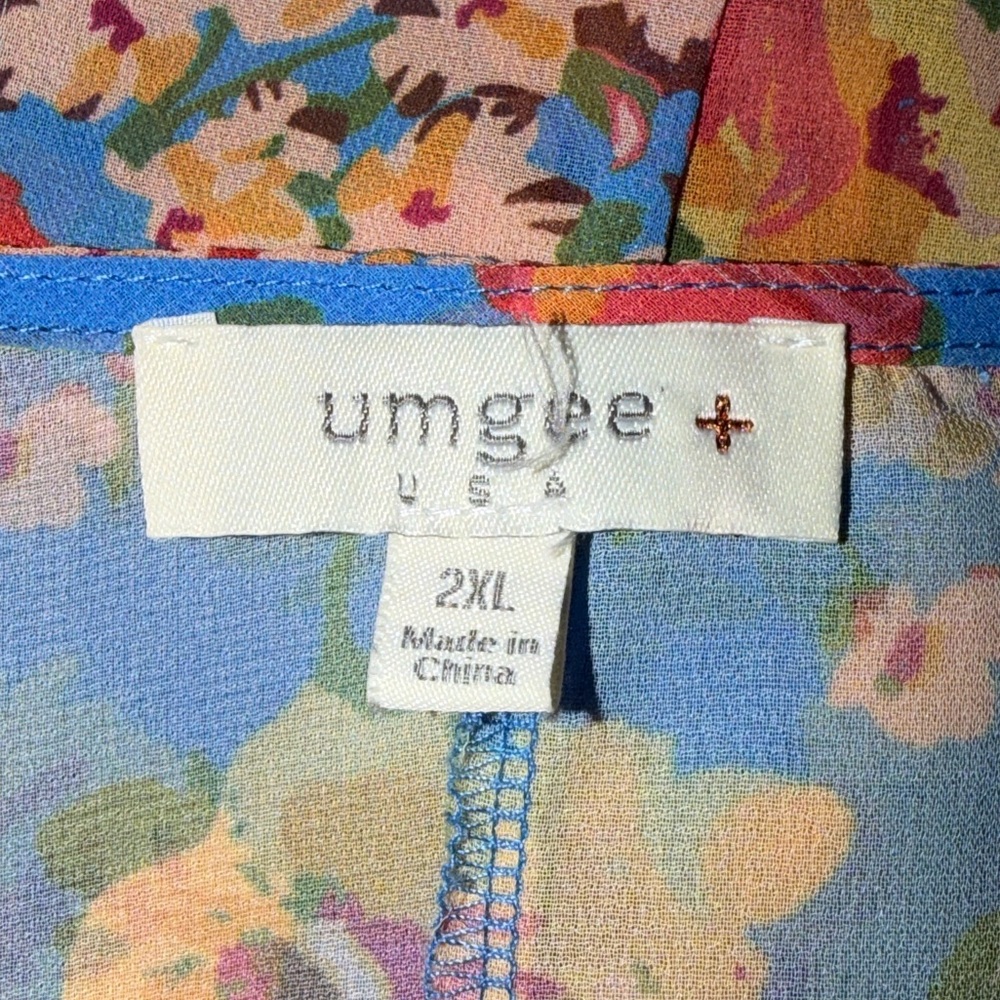 Umgee USA ladies V-neck, twist front blue floral blouse. Size 2XL. - Picture 8 of 9